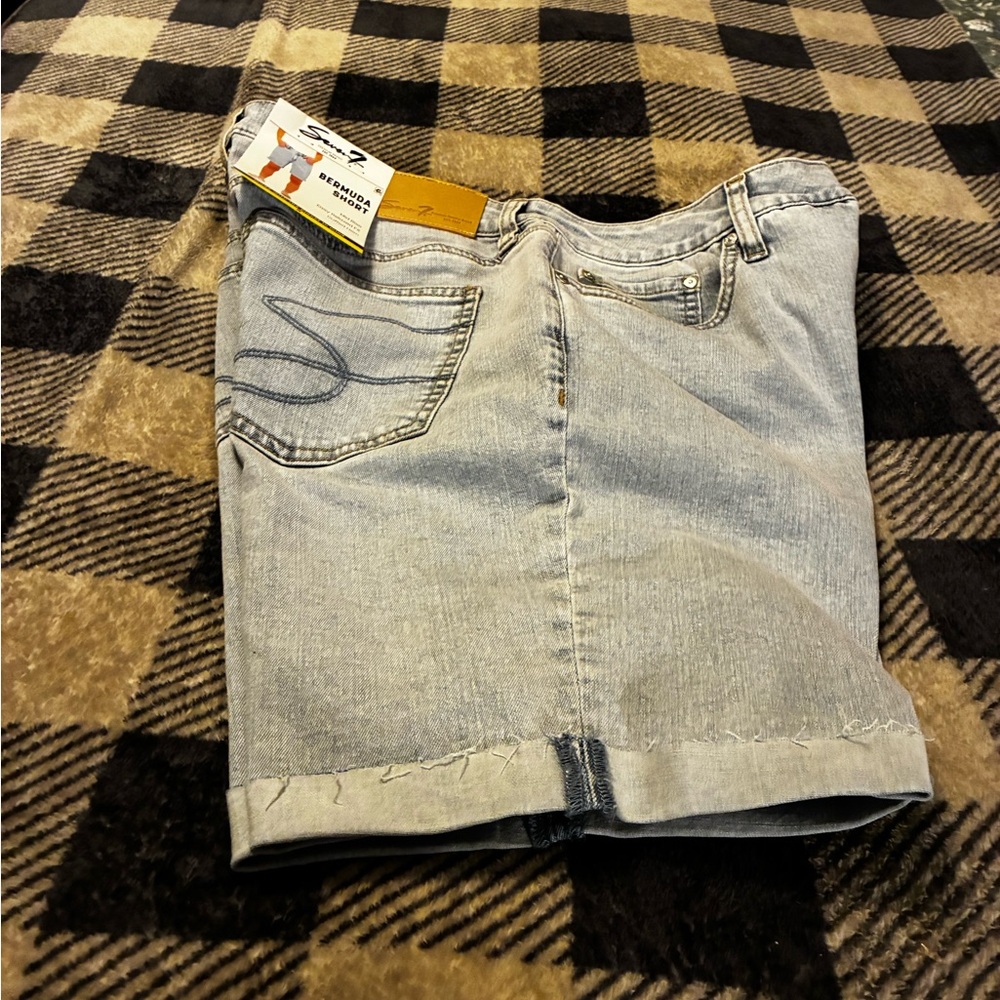 Seven7 Light Wash ( Lynx) Denim Mid-Rise Women’s Shorts - Picture 2 of 15